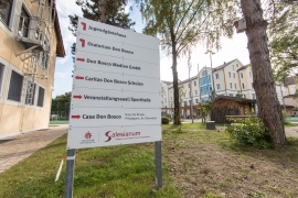 Schild für Wegweisung auf dem Campus Don Bosco